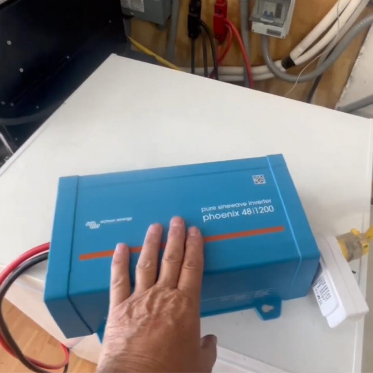 Victron Phoenix 481200 VE.Direct in use