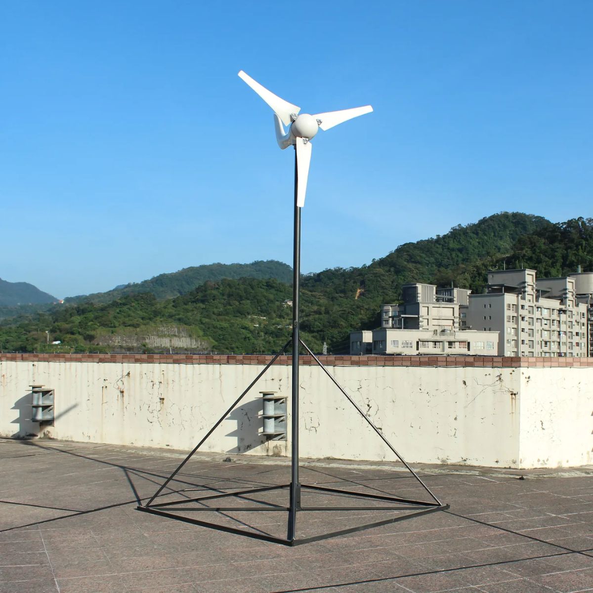 Automaxx 2.7m Windmill Pole Kit displaying its rooftop setup